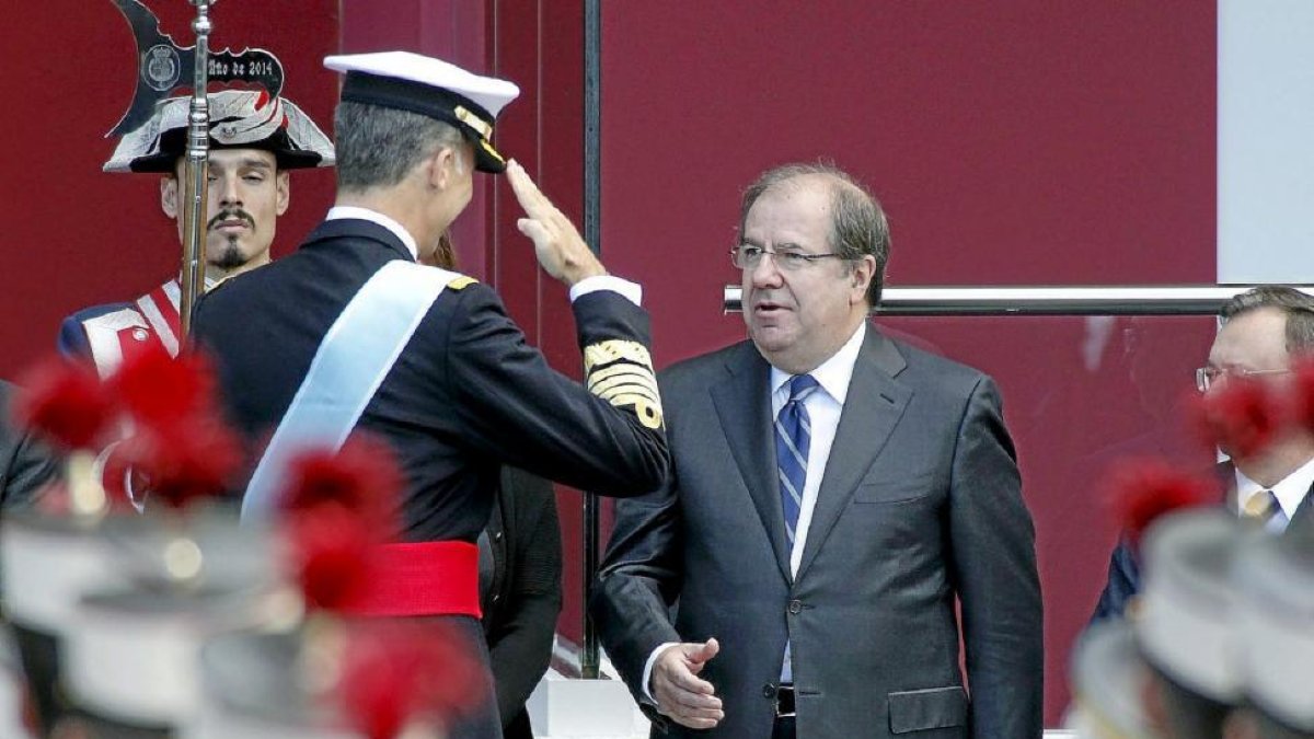 El Rey Felipe VIsaluda a Juan Vicente Herrera, ayer, en el desfile de las Fuerzas Armadas celebrado en Madrid.-Ical