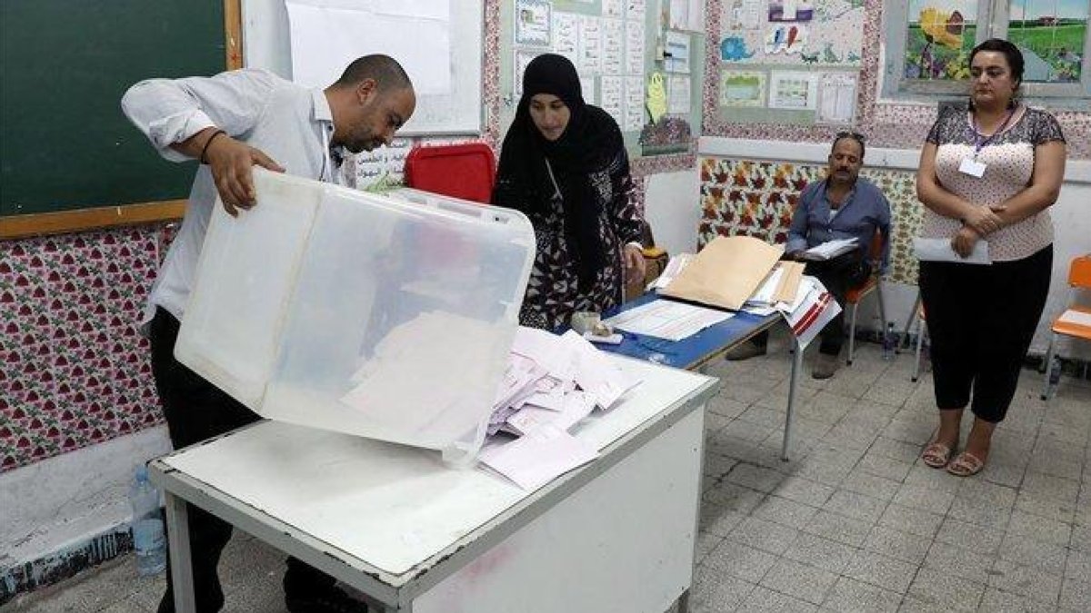 Recuento de votos en un colegio electoral en Túnez, la capital del país.-EFE / MOHAMED MESSARA