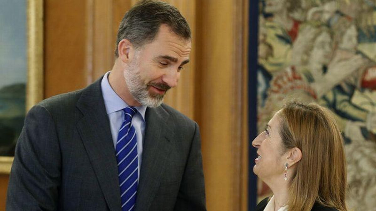 Felipe VI saluda a la presidenta del Congreso de los Diputados, Ana Pastor, en el palacio de la Zarzuela.-ÁNGEL DÍAZ / EFE