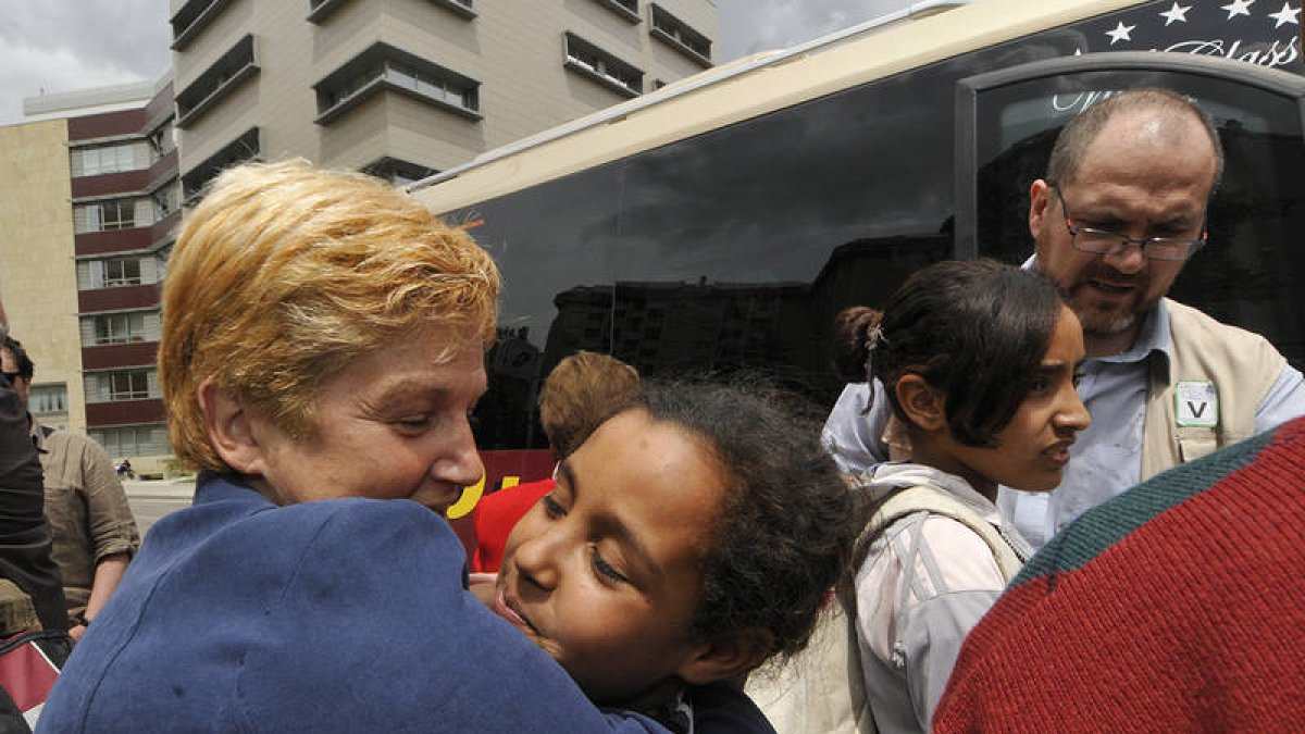 Llegada de niños saharauis a Soria el verano pasado. / VALENTÍN GUISANDE-