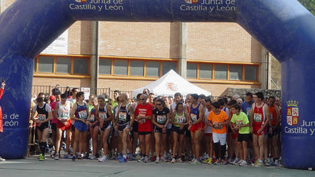 Los corredores poco antes de tomar la salida. / TOMÁS TORROBA-