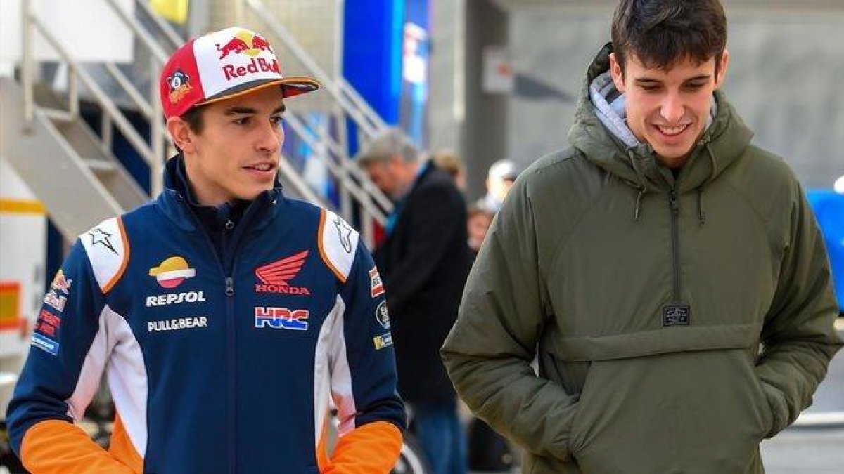 Marc y Àlex Márquez, nuevo equipo Repsol Honda, paseando por el ’paddock’ de Cheste (Valencia).-AFP / JOSE JORDAN