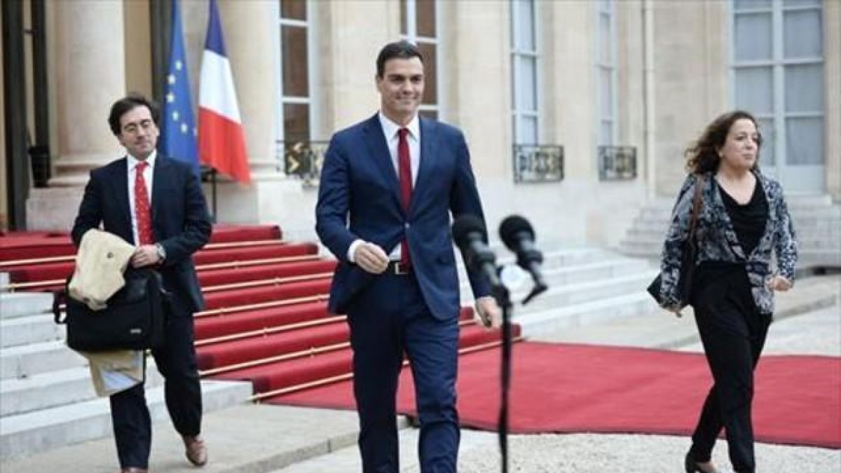 Pedro Sánchez, ayer en el Palacio del Elíseo de París, tras reunirse con el presidente francés, François Hollande.-AFP
