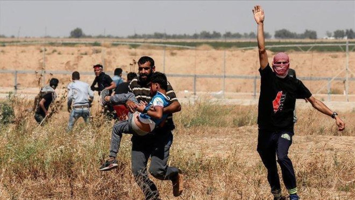Un niño palestino herido por las fuerzas israelís es evacuado durante los enfrentamientos en Gaza por el Día del Nakba.-AFP / SAID KHATIB