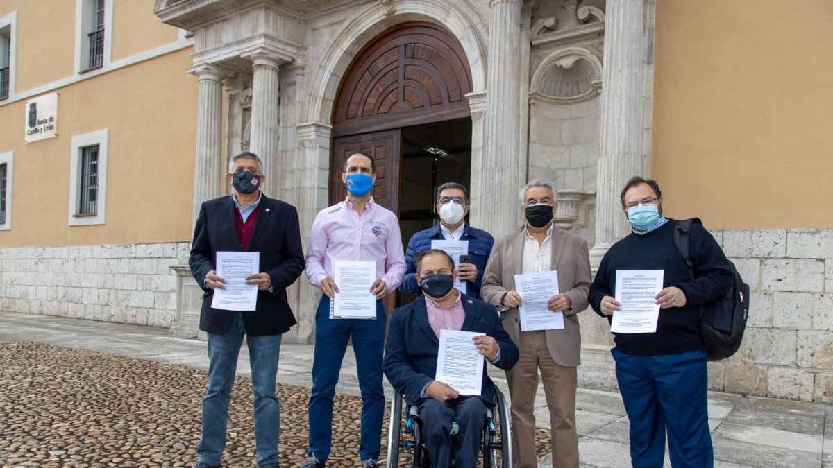 Una representación de clubes profesionales de la comunidad autónoma han registrado la propuesta de patrocinio que se ha presentado a la Junta de Castilla y León. HDS