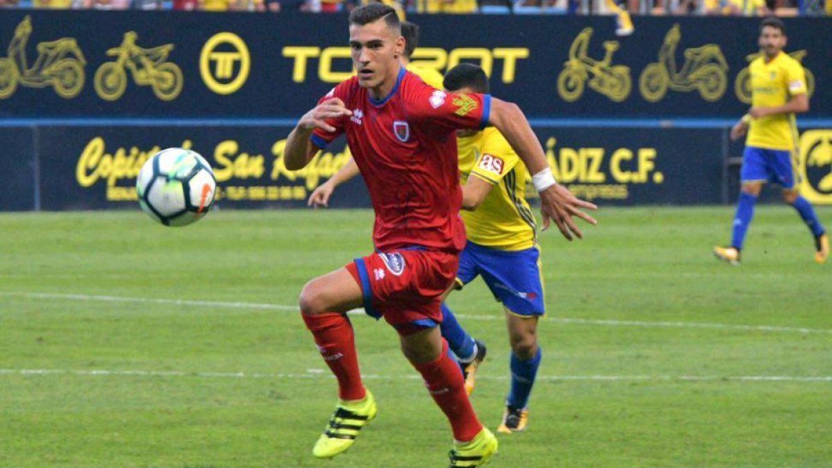 Dani Calvo persigue el balón durante el partido del pasado domingo en el Ramón de Carranza ante el Cádiz.-Área 11