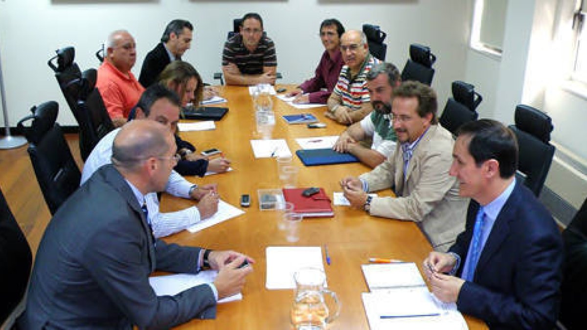 Reunión entre los directores generales de Trabajo e Industria y sindicatos de Norma a primeros de junio . / ESTHER GARRIDO-