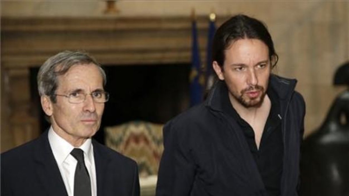 El líder de Podemos, Pablo Iglesias, junto al embajador de Francia en España, Yves Saint-Geours, antes de firmar en el libro de condolencias instalado en el vestíbulo de la residencia del embajador, en Madrid, este sábado.-EFE / ZIPI