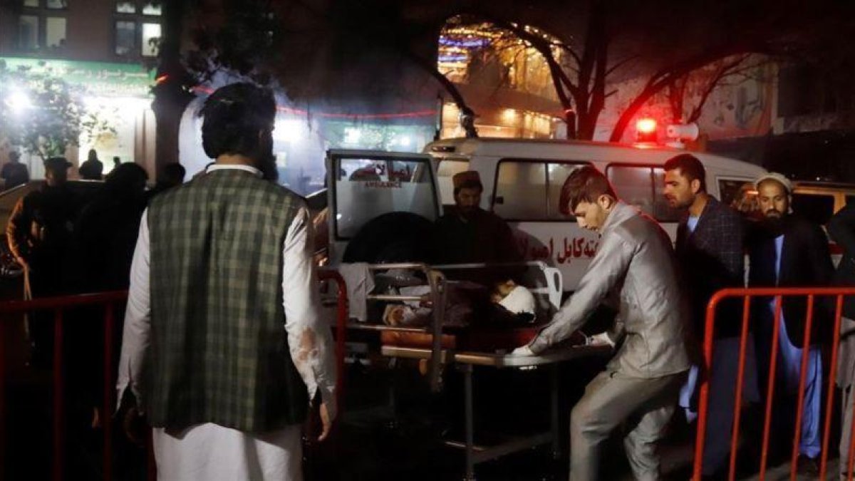Miembros de los servicios de emergencia transportan en camilla a un herido en el ataque suicida en Kabul.-JAWAD JALALI (EFE)
