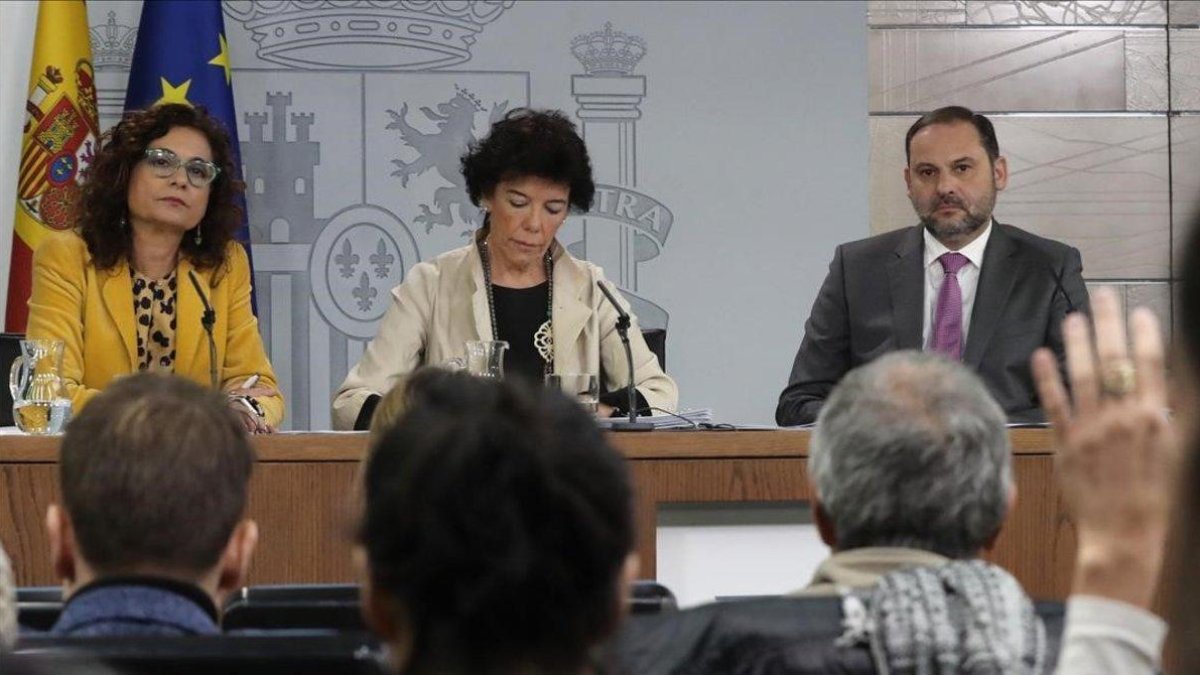 La ministra de Hacienda, María Jesús Montero, la portavoz del Gobierno, Isabel Celáa, y el ministro de Fomento, José Luis Ábalos, durante la rueda de prensa posterior al Consejo de Ministros-EFE// ZIPI