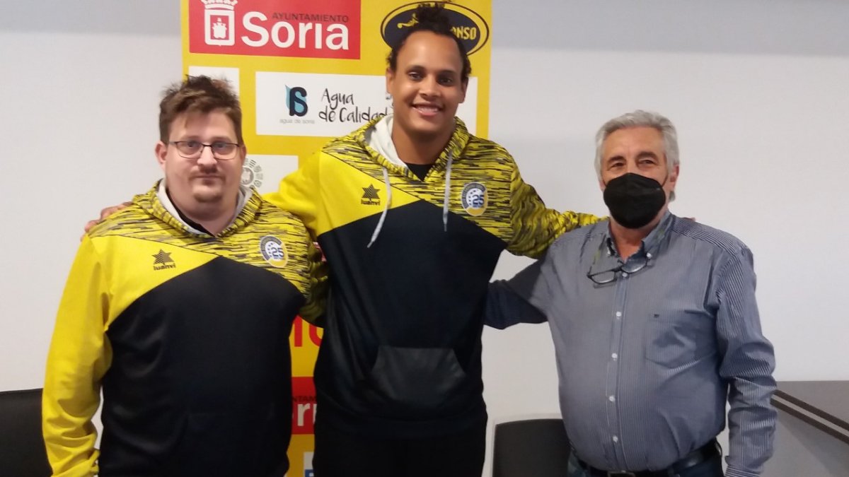 Lluelles, Vinicius y Heras en la presentación del lateral brasileño. T.R.