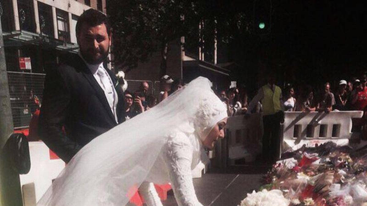 Manal kassem deja su ramo de novia como homenaje a las víctimas del secuestro de Sídney.-