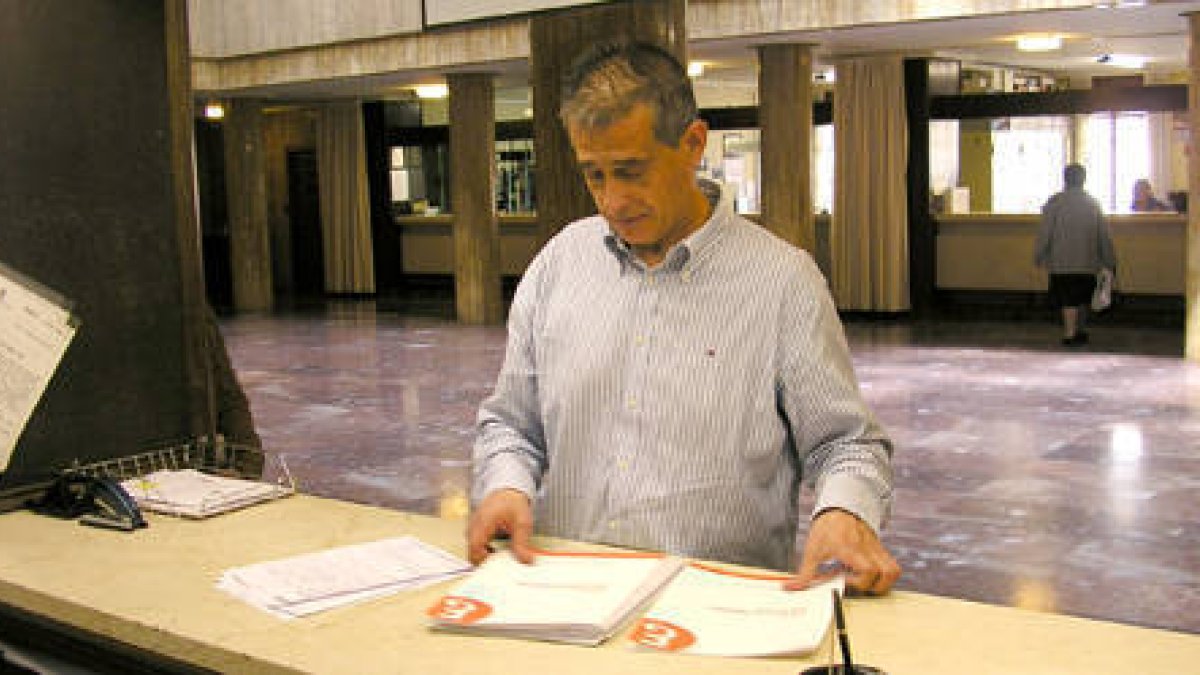 Manuel del Amo presenta la documentación que se refiere al aval de la obra en el Registro. / T. C.-
