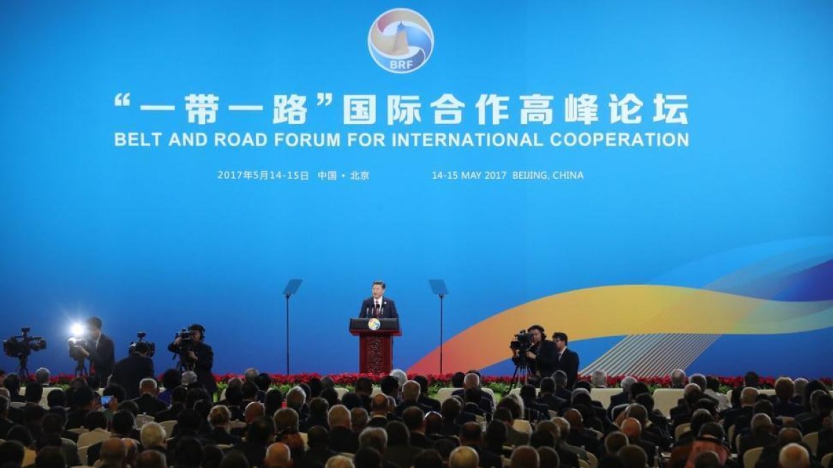 El presidente chino Xi Jinping pronuncia su discurso durante la inauguracion del foro sobre la Nueva Ruta de la Seda que promueve China.-Zipi / EFE