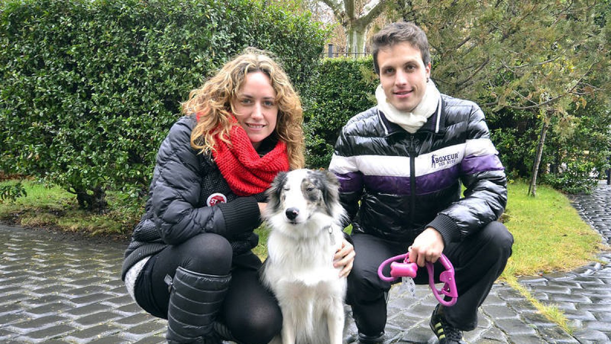 Clara y Gustavo con Bimba, adoptada hace unos meses en la protectora Redención. / ÁLVARO MARTÍNEZ-