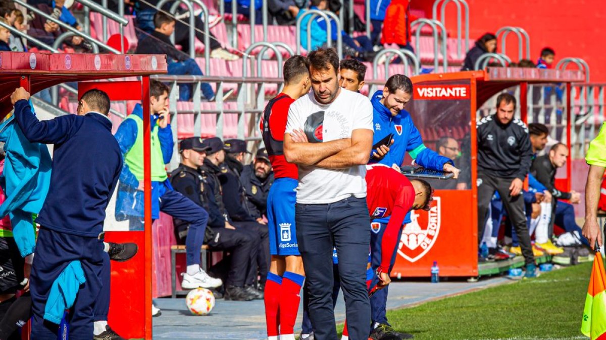 Iñaki Bea en la zona técnica del banquillo de Los Pajaritos. MARIO TEJEDOR