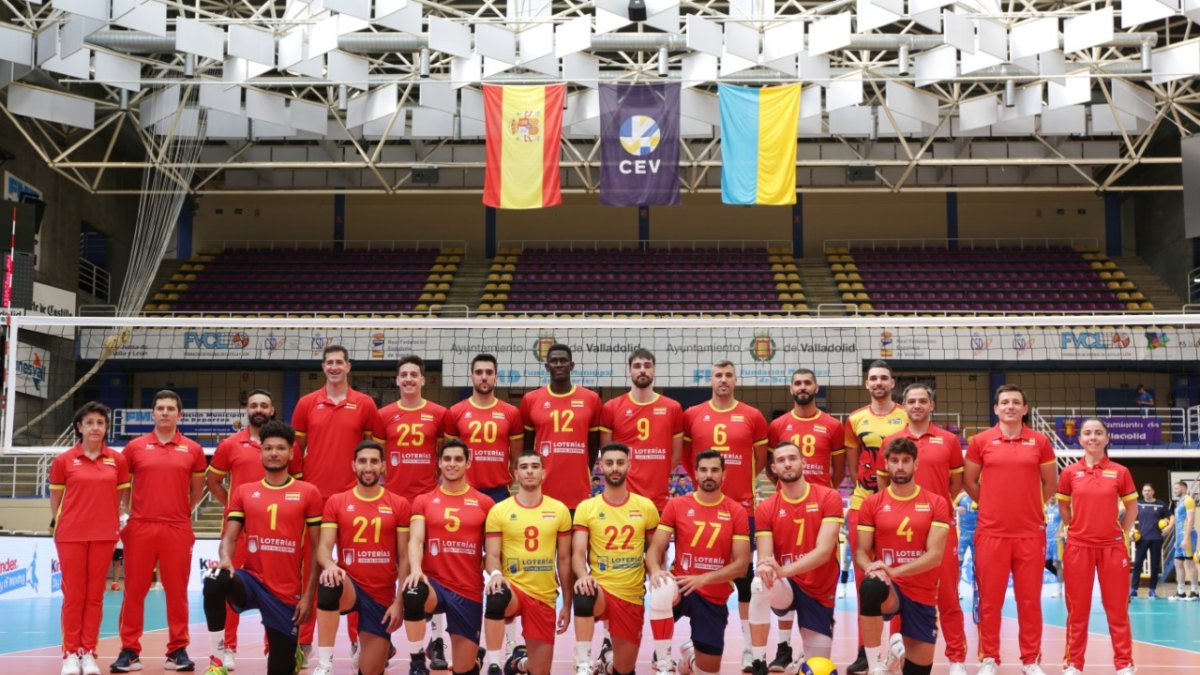 La selección española en los prolegómenos del partido ante Ucrania. RFEVB