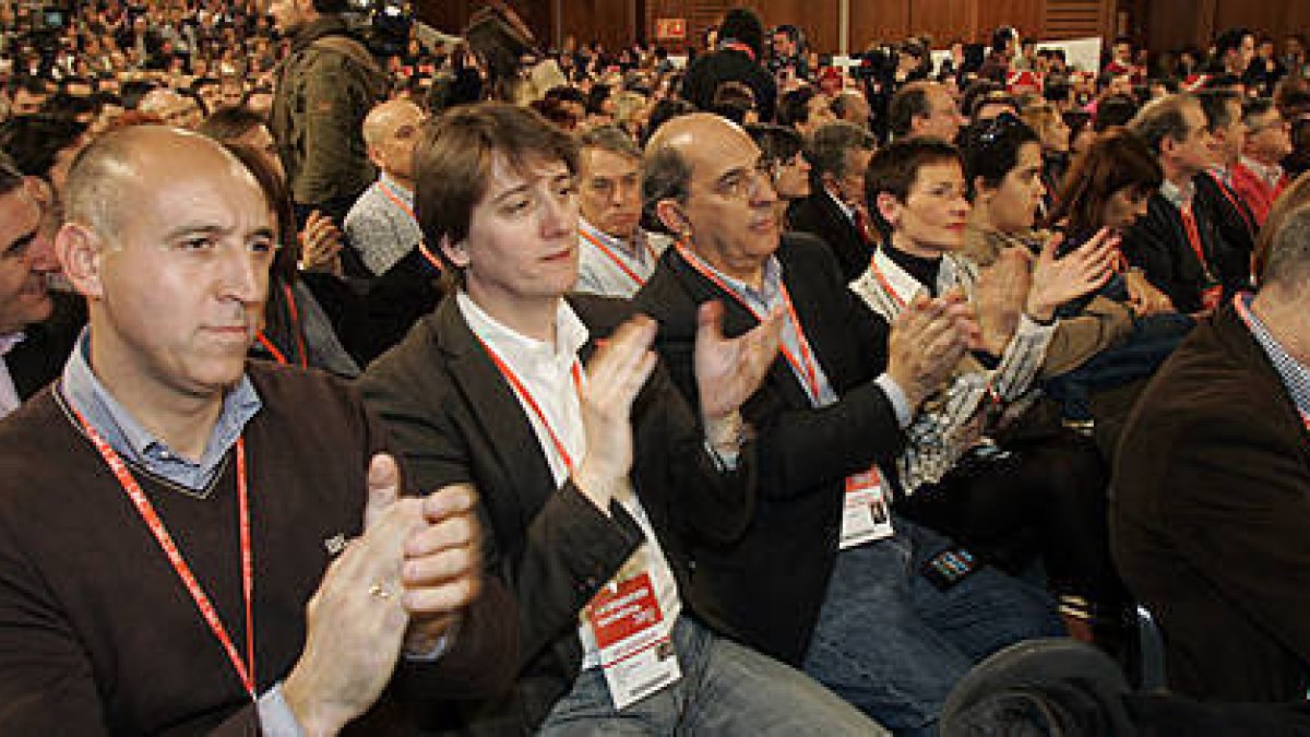 El alcalde de SoriA, Carlos Martínez, ayer junto a otros delegados en el 38 Congreso FederaL. / ICAL-