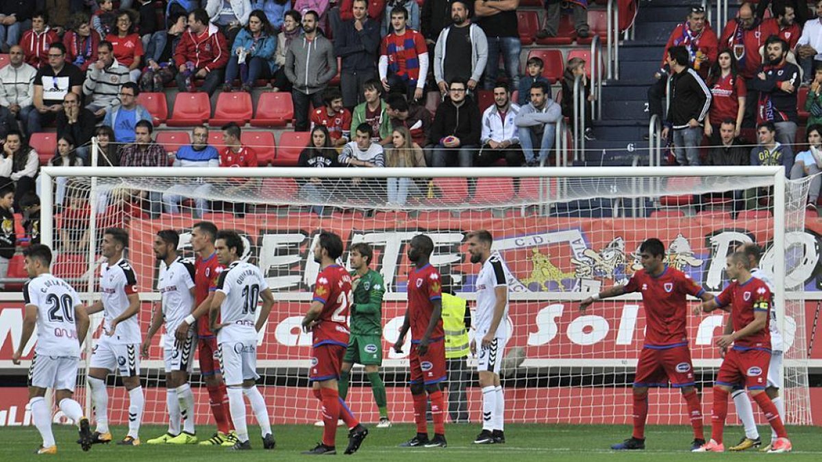 Los jugadores del Numancia y el Albacete, a la espera de un córner el sábado pasado.-VALENTÍN GUISANDE