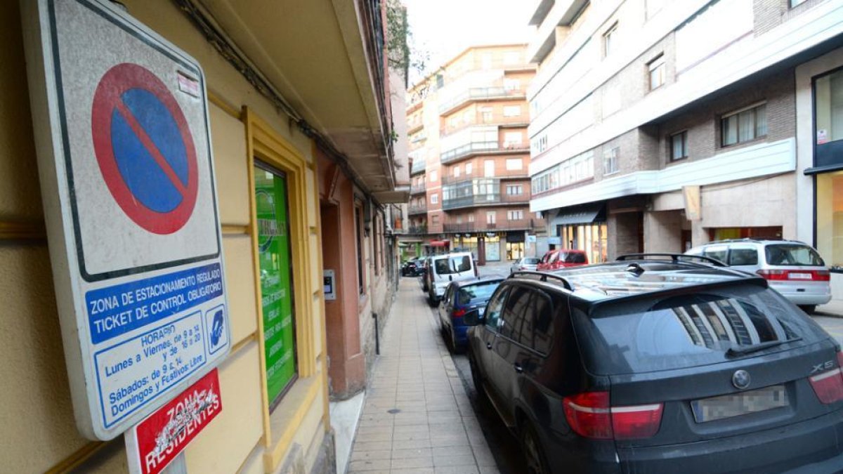 La calle Cortes, una de las que se incluyeron en la expansión de la zona azul.-ÁLVARO MARTÍNEZ