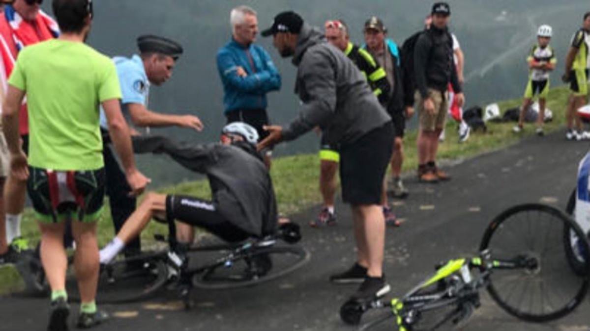Froome, en el suelo tras ser derribado por un gendarme francés. /-ALBERT SECALL