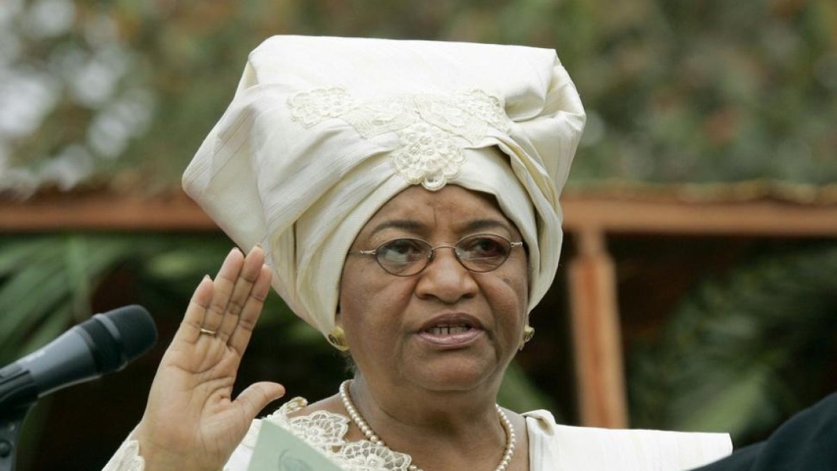 Ellen Johnson Sirleaf jura el cargo como presidenta de Liberia tras su primera victoria electoral, el 16 de enero del 2006, en Monrovia.-/ AP / CHARLES DHARAPAK