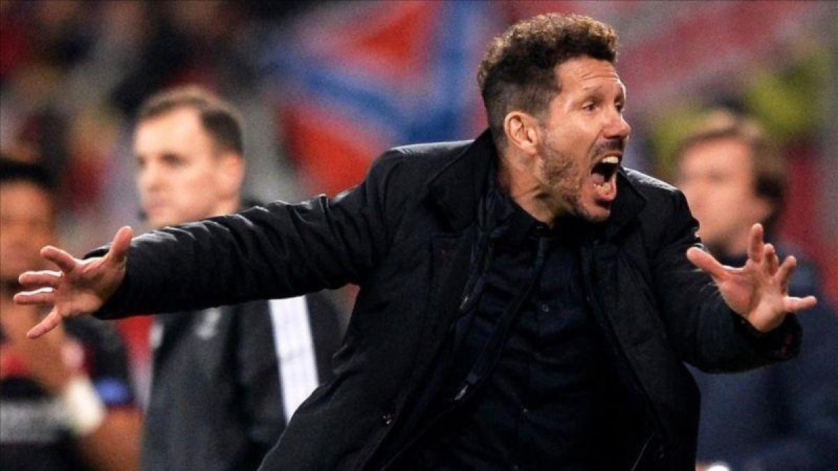 Diego Pablo Simeone, durante el partido de Champions en Leverkusen.-EFE / FRIEDEMANN VOGEL
