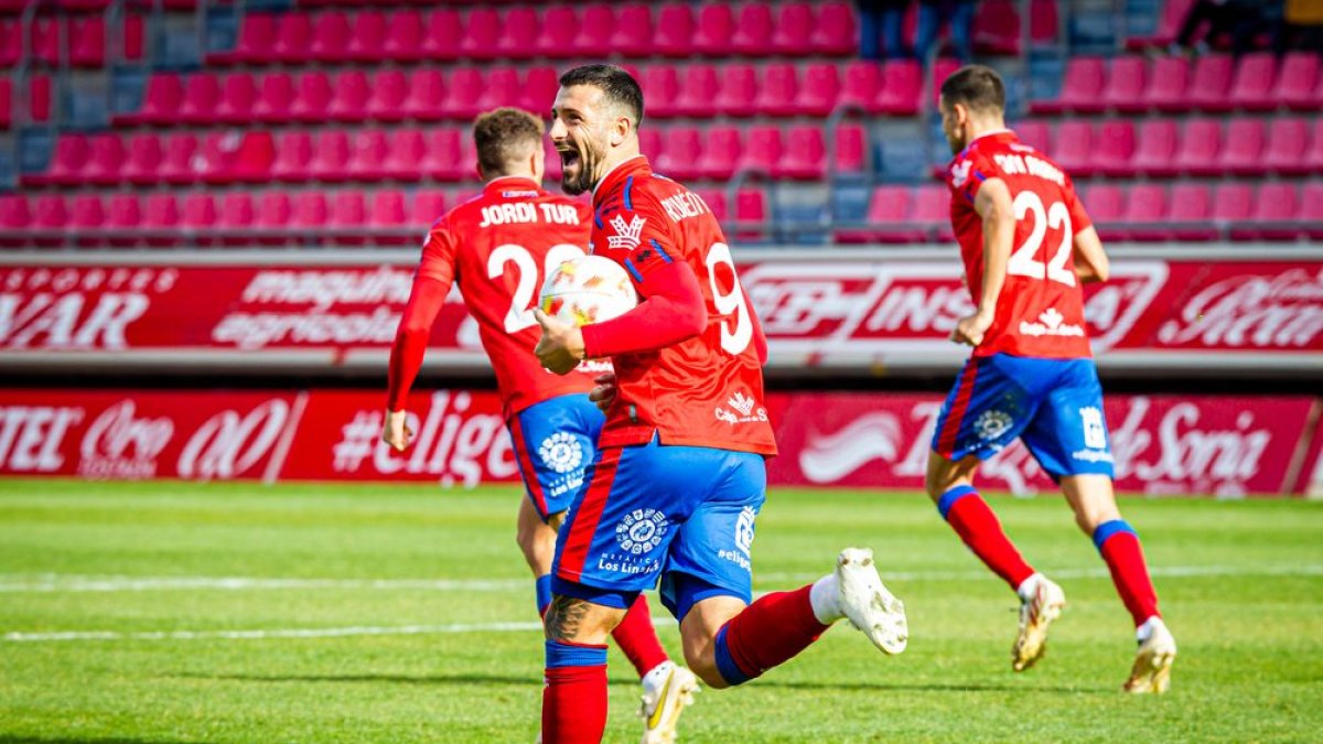 Rubén Mesa tras anotar el empate a tres ante el Sabadell. MARIO TEJEDOR