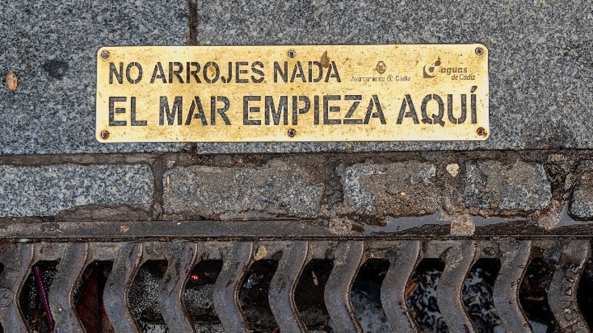 Cartel junto al alcantarillado. ASDEN