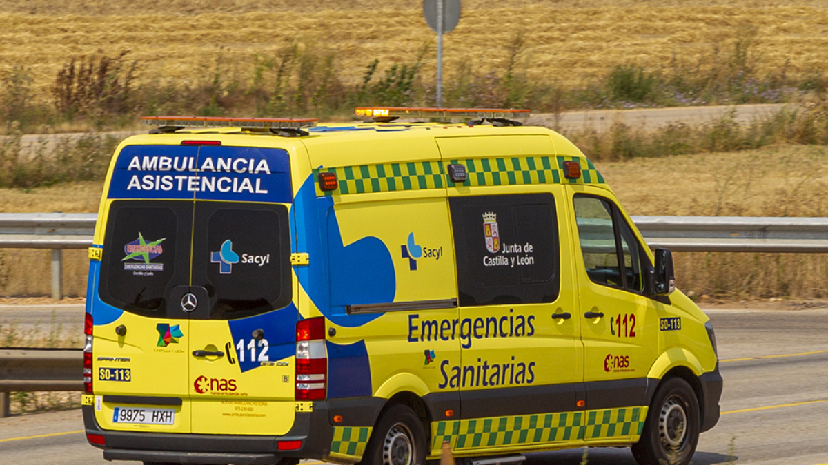 Ambulancia en una imagen de archivo. MARIO TEJEDOR