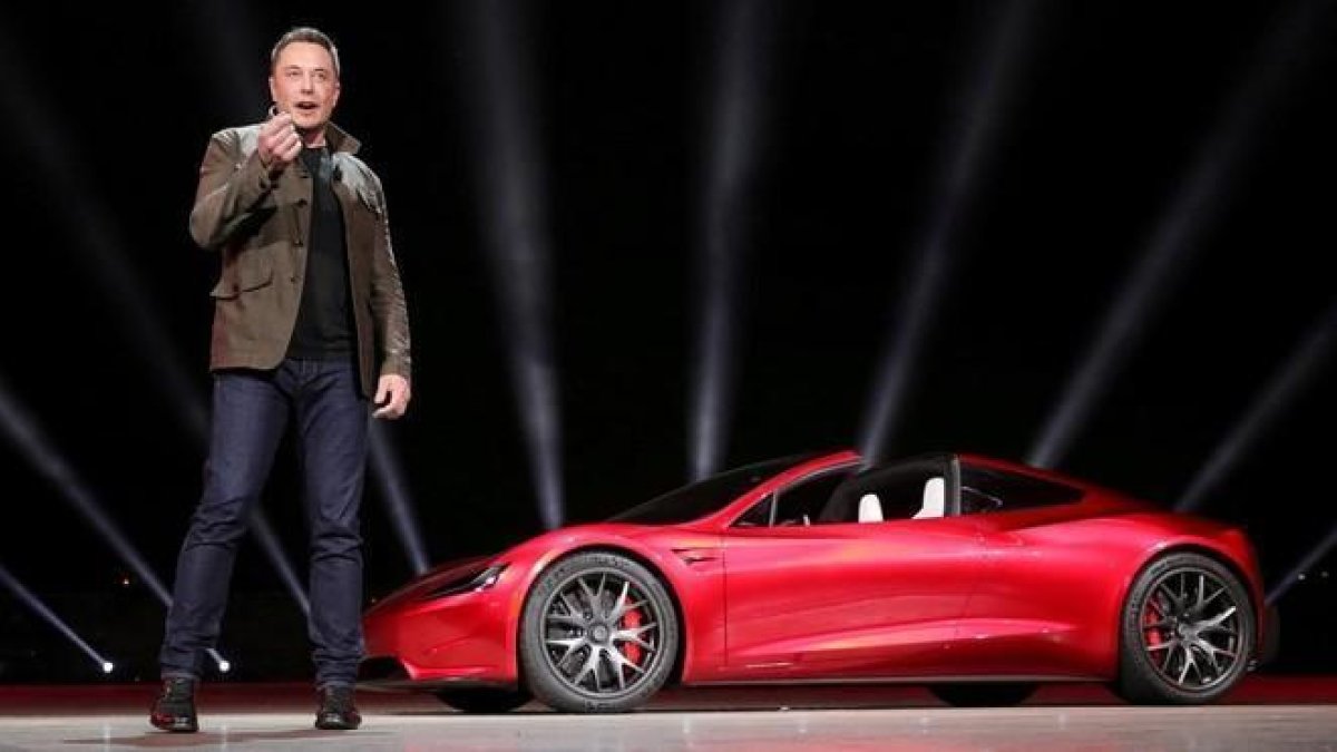 Musk presenta uno de sus modelos en noviembre del 2017.-HANDOUT