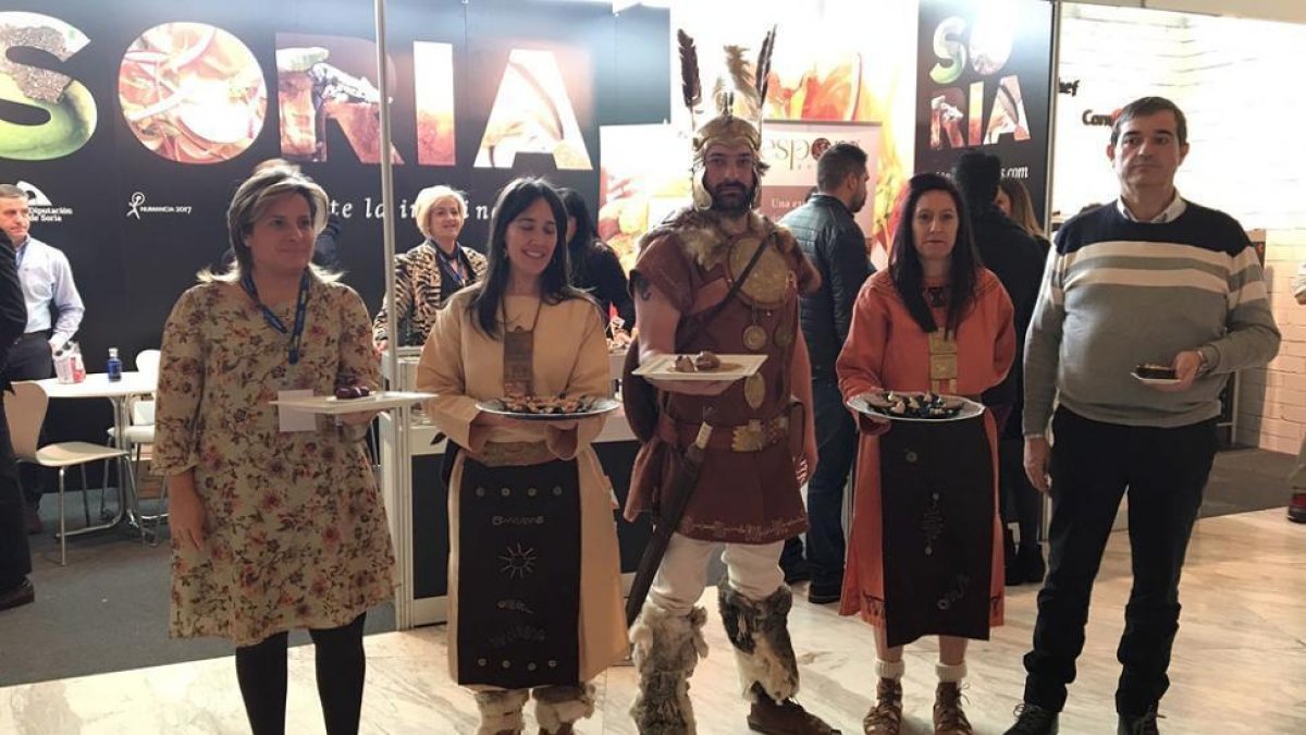Miembros de Tierraquemada y Esther Pérez sujetan platos del menú celtibérico, ayer, en Madrid.-DIPUTACIÓN