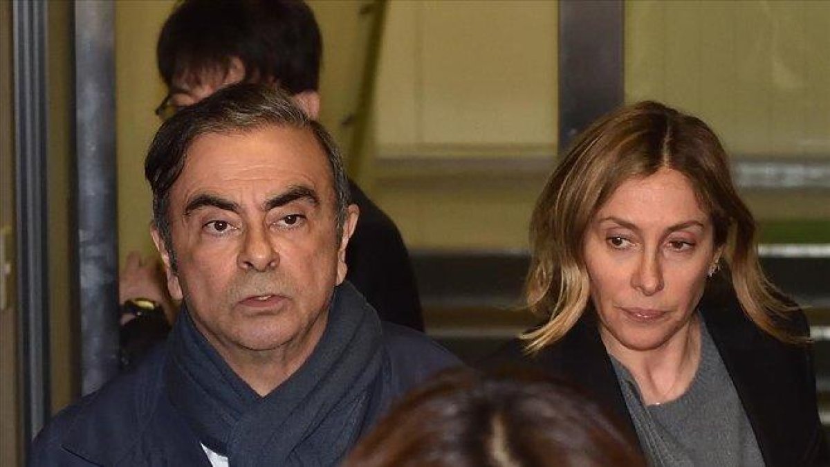 Carlos Ghosn junto a su mujer Carole.-