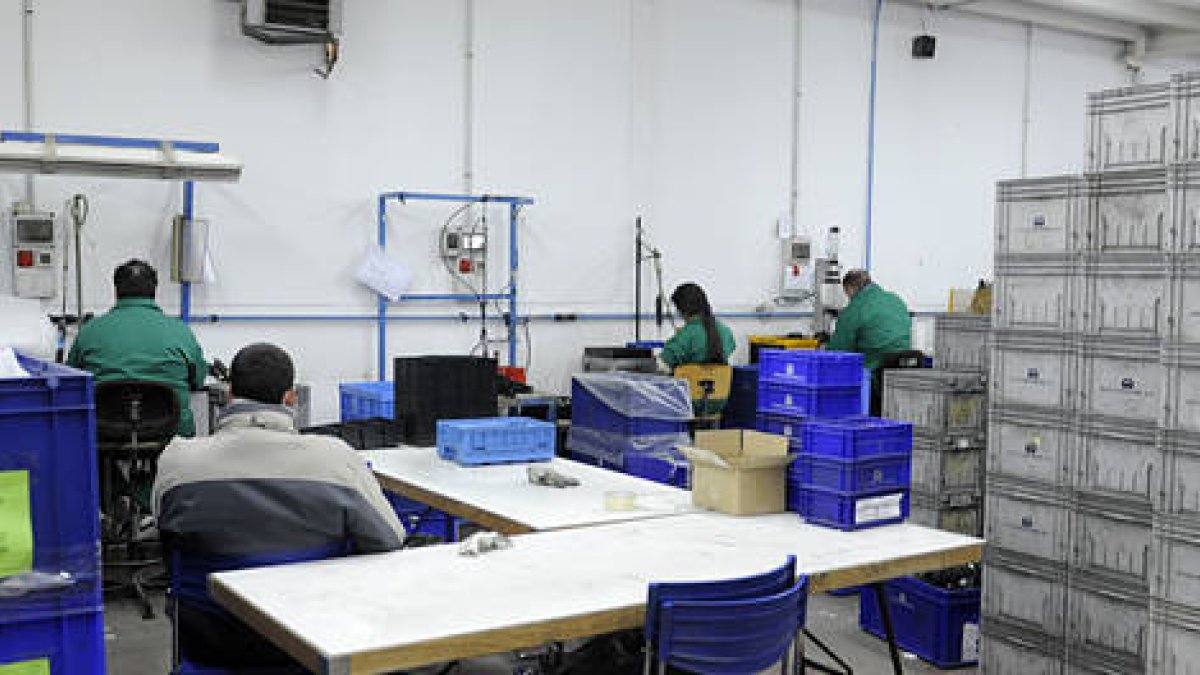 Los enfermos mentales trabajan en la sede de Asovica, en el polígono de Las Casas. / VALENTÍN GUISANDE-