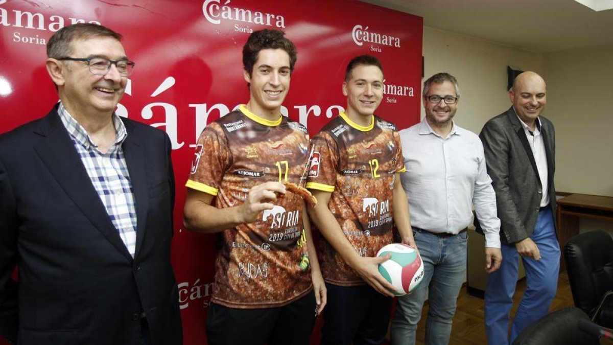 Samuel Moreno, Javier Izquierdo, Álvaro Hernández, Alfredo Cabrerizo y Juan José Delgado en la presentación de la novedosa camiseta.-Mario Tejedor