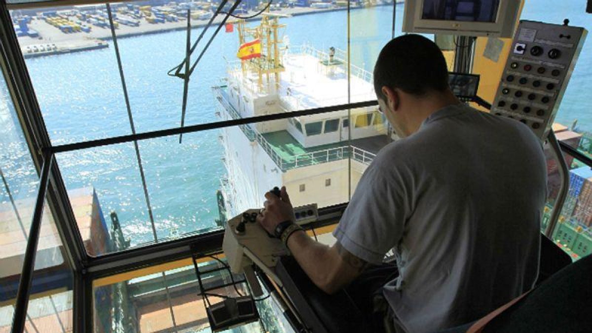 Estibador en el Puerto de Barcelona.-JOSEP GARCIA
