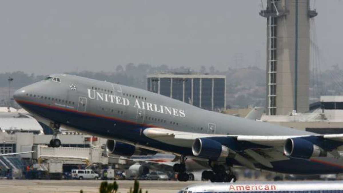 Un avión de United Airlines, en Los Ángeles.-Foto: DAVID MCNEW / AFP