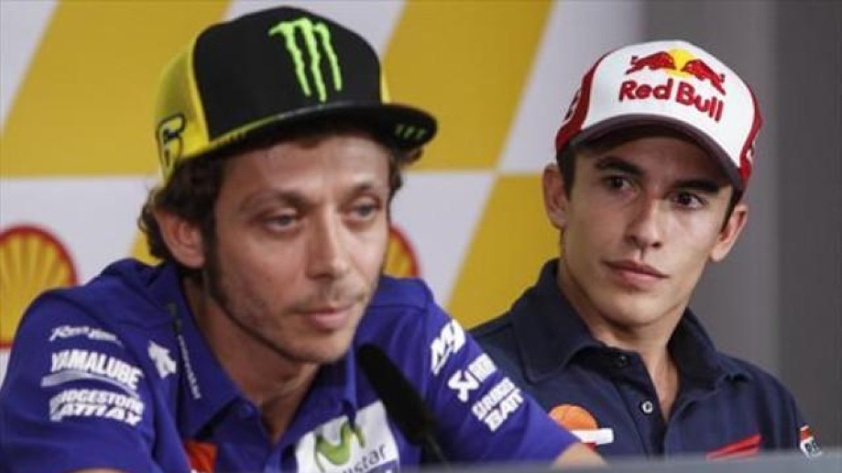 Márquez mira atentamente a Rossi en su comparecencia de ayer.-AP / JOSHUA PAUL