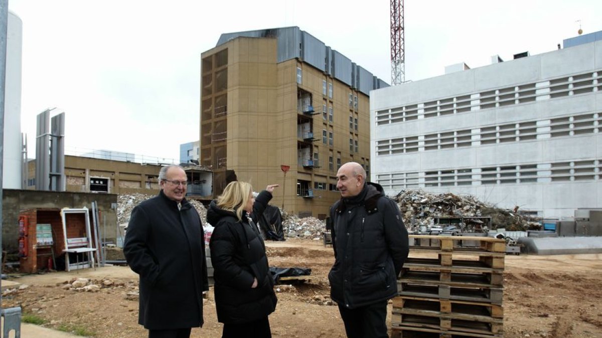 Visita a la zona donde se ubicará la unidad de radioterapia. MARIO TEJEDOR