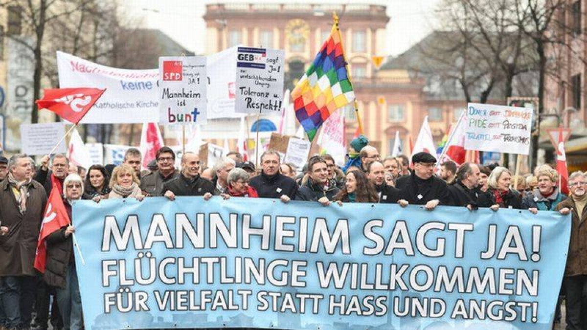 10.000 personas se han concentrado en la ciudad alemana de Mannheim para mostrar su rechazo al movimiento xenófobo de Pegida.-Foto: UWE ANSPACH / EFE
