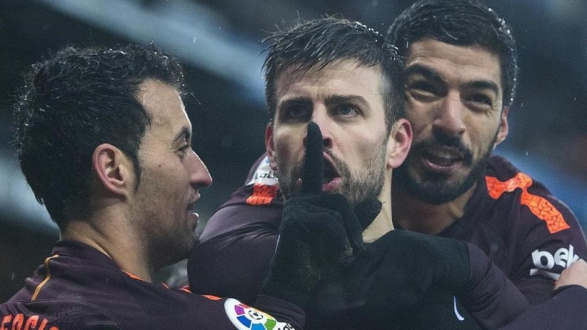 Piqué, entre Busquets y Suárez, pide silencio en Cornellà tras anotar el 1-1.-JORDI COTRINA