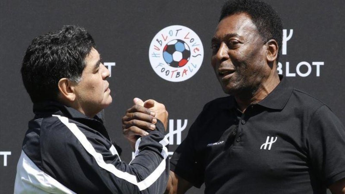 Maradona y Pelé se reconcilian en París.-EL PERIÓDICO