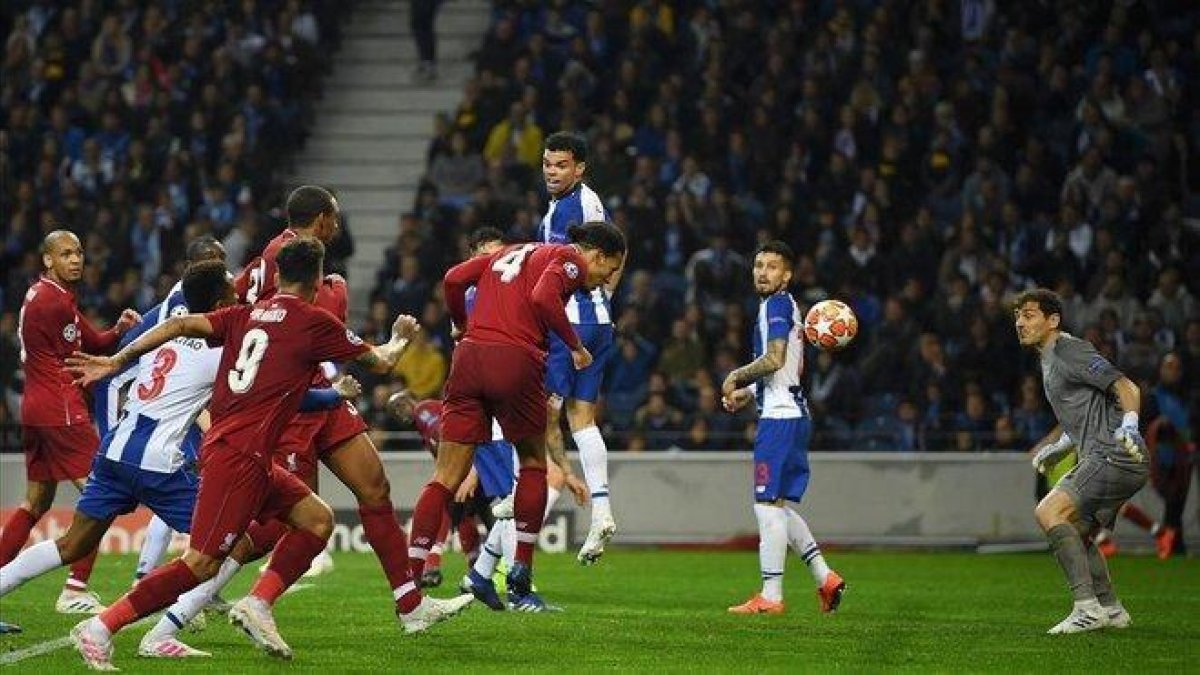 Van Dijk marca el cuarto gol del Liverpool en Oporto venciendo en el salto al exmadridista Pepe y en presencia de Casillas.-MATTHIAS HANGST (GETTY IMAGES)
