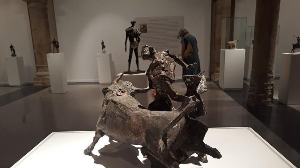 Conjunto de torero y toro en un lance de capote, del autor salmantino.-C. MATA