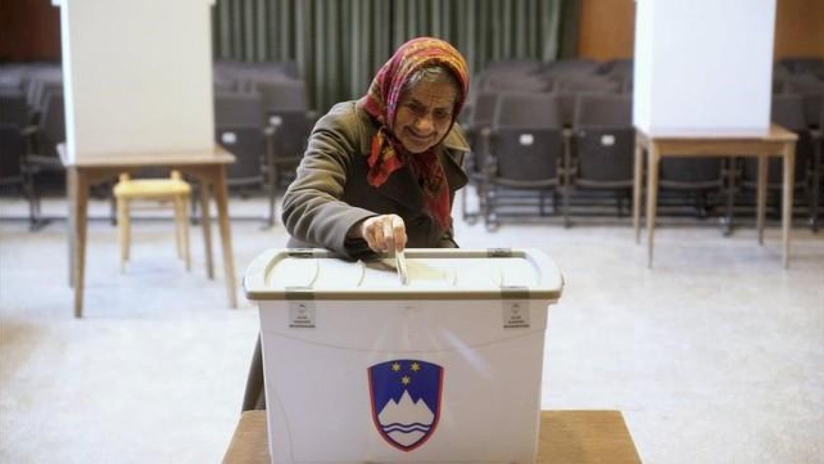 Una mujer vota en Eslovenia en el referéndum contra el matrimonio gay.-REUTERS / SRDJAN ZIVULOVIC