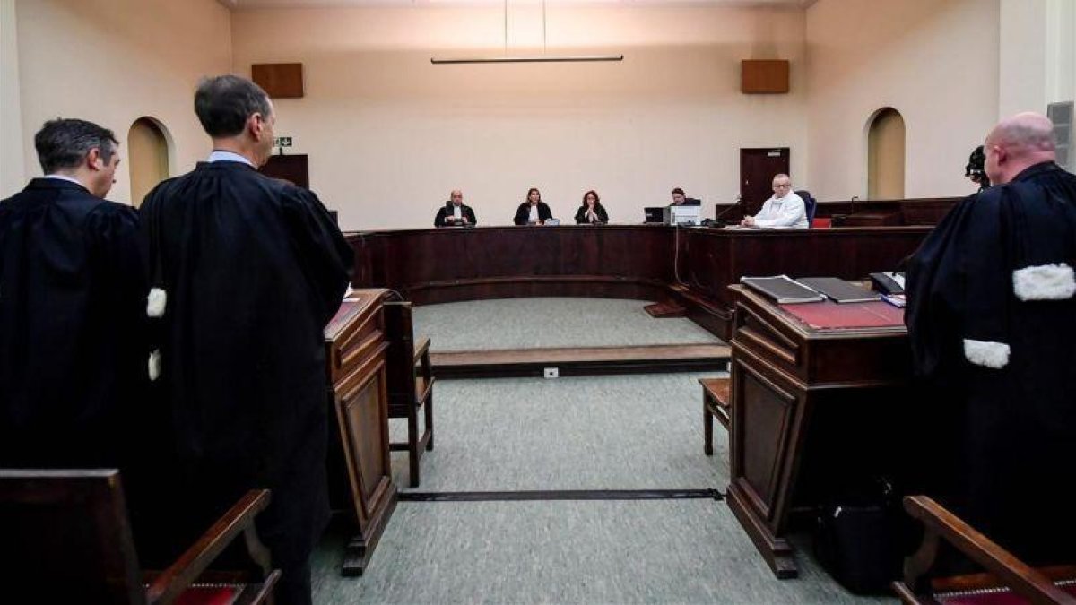 Imagen del juicio, después aplazado, de Abdeslam, el 18 de diciembre del 2017, en Bruselas.-AFP / DIRK WAEM