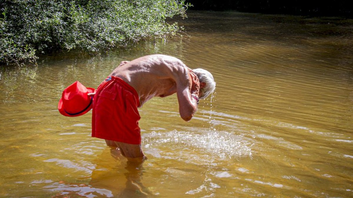 Un hombre se refresca en el Duero en una imagen de archivo. MARIO TEJEDOR