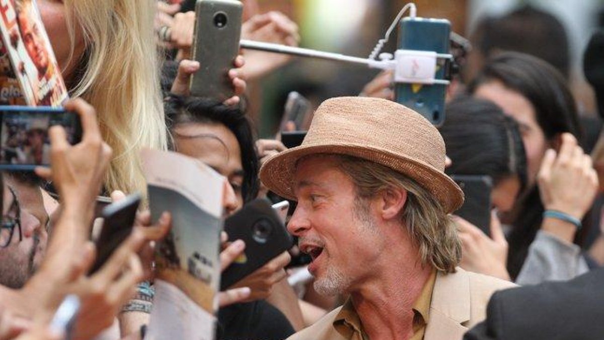 El actor, de 55 años, dedicó un rato a firmar autógrafos y a fotografiarse con los asistentes.-EFE
