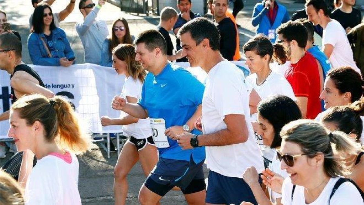 Pedro Sánchez, durante la carrera por el centro de Madrid.-JUAN MEDINA (REUTERS)