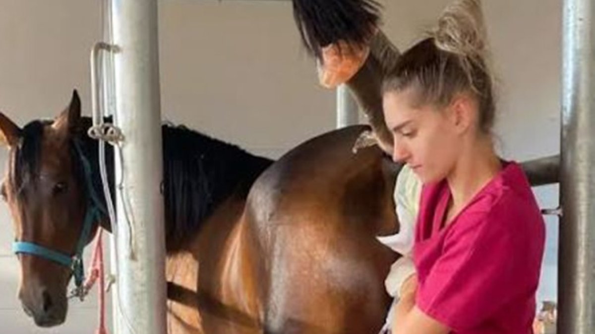 Cristina Rioja atiende a una de sus pacientes. HDS